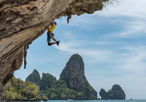 山地自行车手在布满落叶的林间小径高速下坡